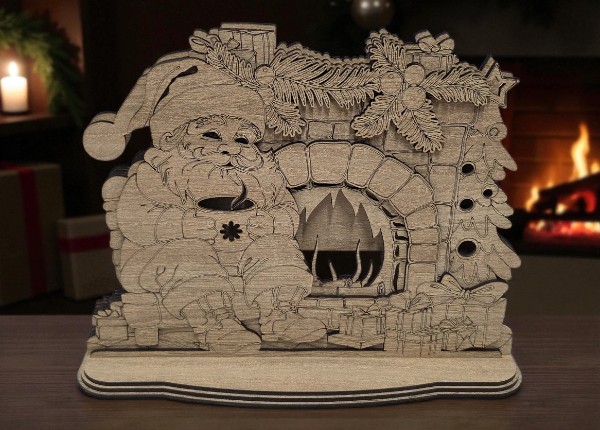 Drevený Santa pri krbe