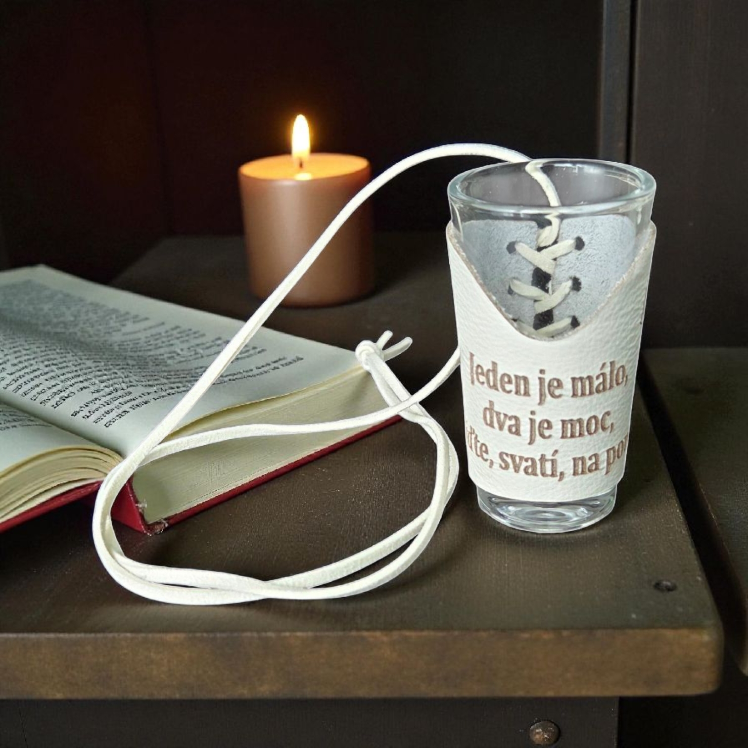 Sklenený štamperlík s koženým obalom – Jeden je málo, dva je moc, príďte svätí na pomoc