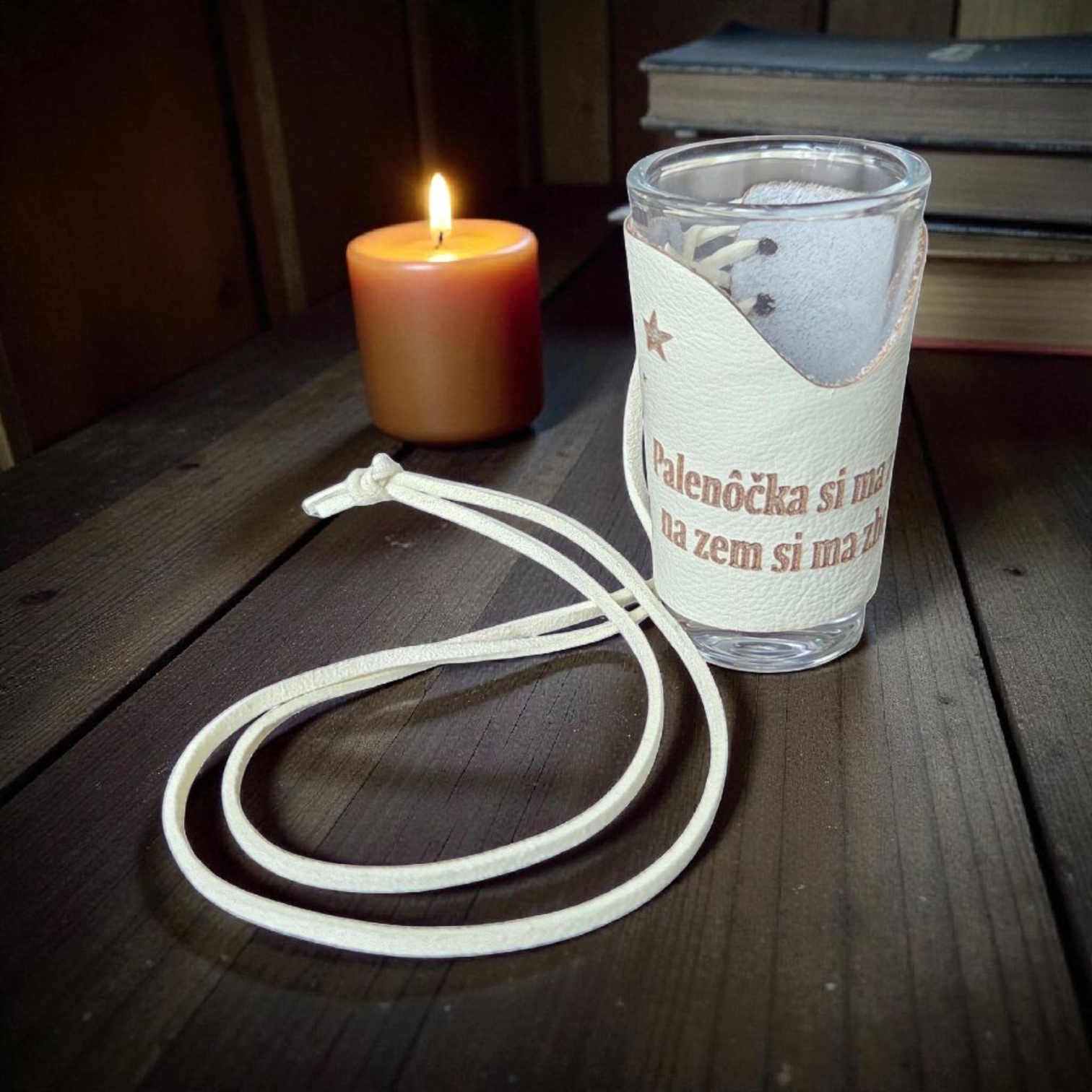 Sklenený štamperlík s koženým obalom – Palenôčka si ma zradila, na zem si ma zhodila