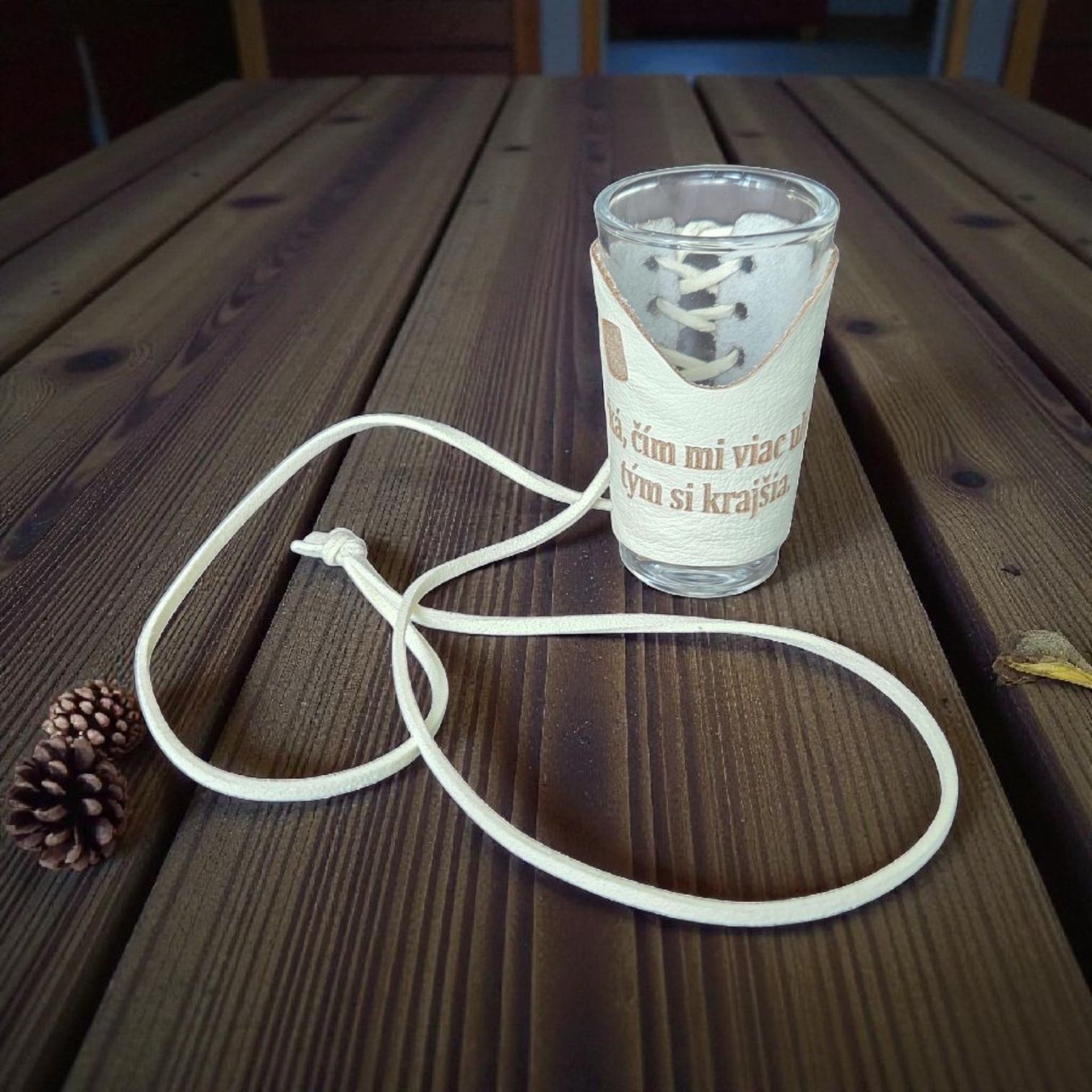 Sklenený štamperlík s koženým obalom – Starká, čím viac ulievaš, tým si krajšia