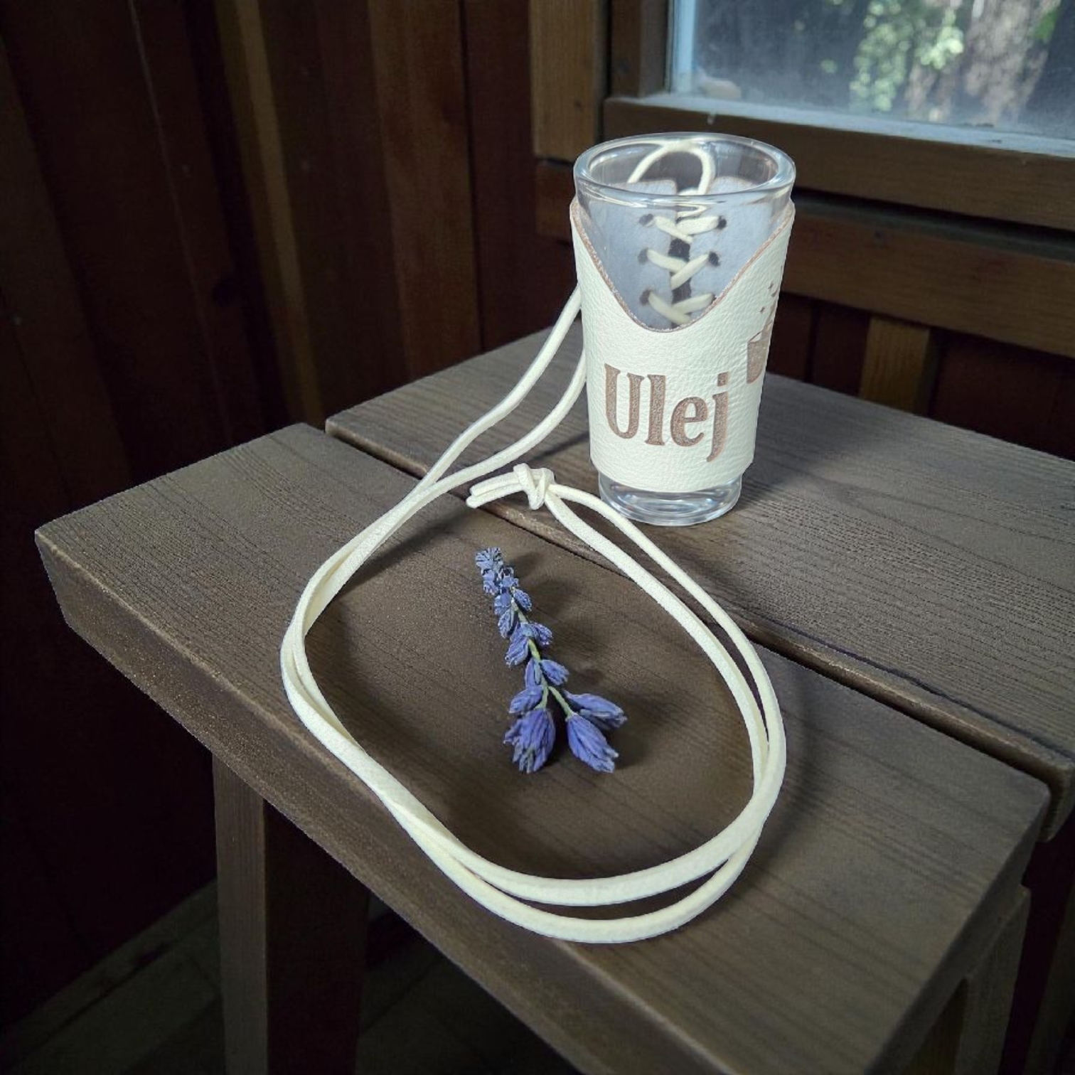 Sklenený štamperlík s koženým obalom – Ulej!