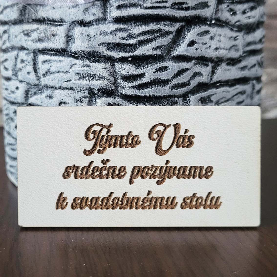 Drevená pozvánka k svadobnému stolu