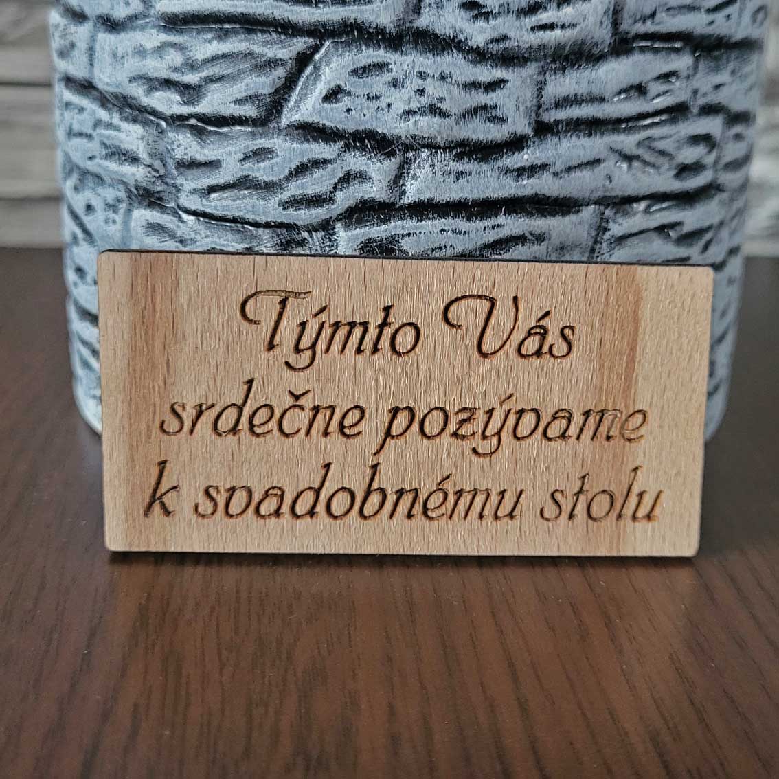 Drevená pozvánka k svadobnému stolu