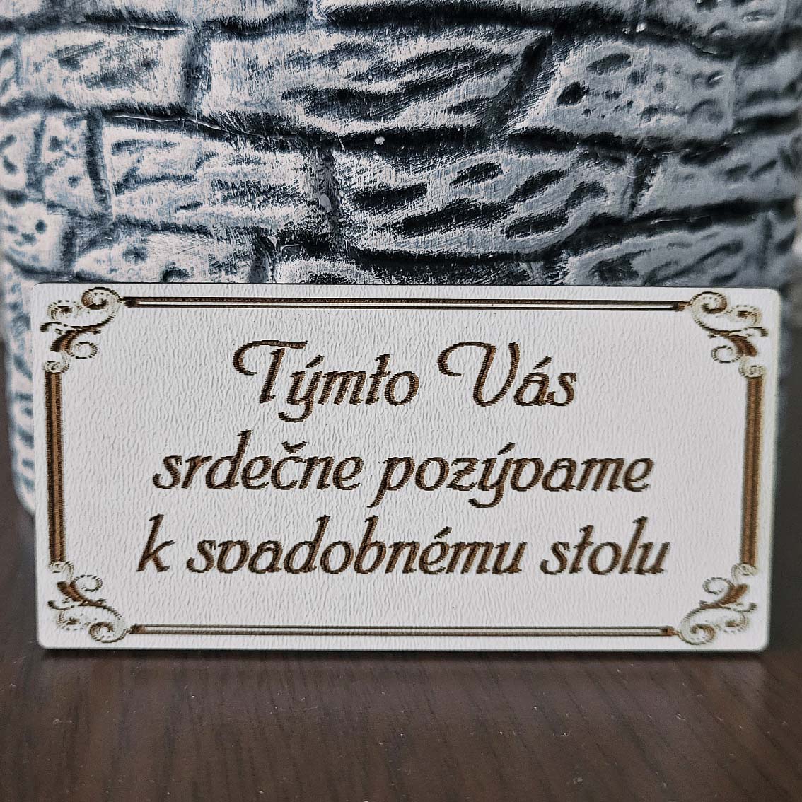 Drevená pozvánka k svadobnému stolu