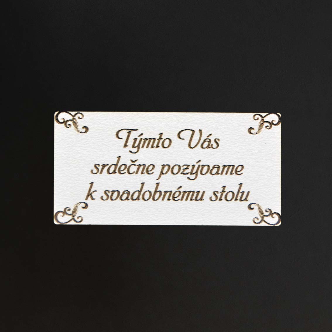 Drevená pozvánka k svadobnému stolu