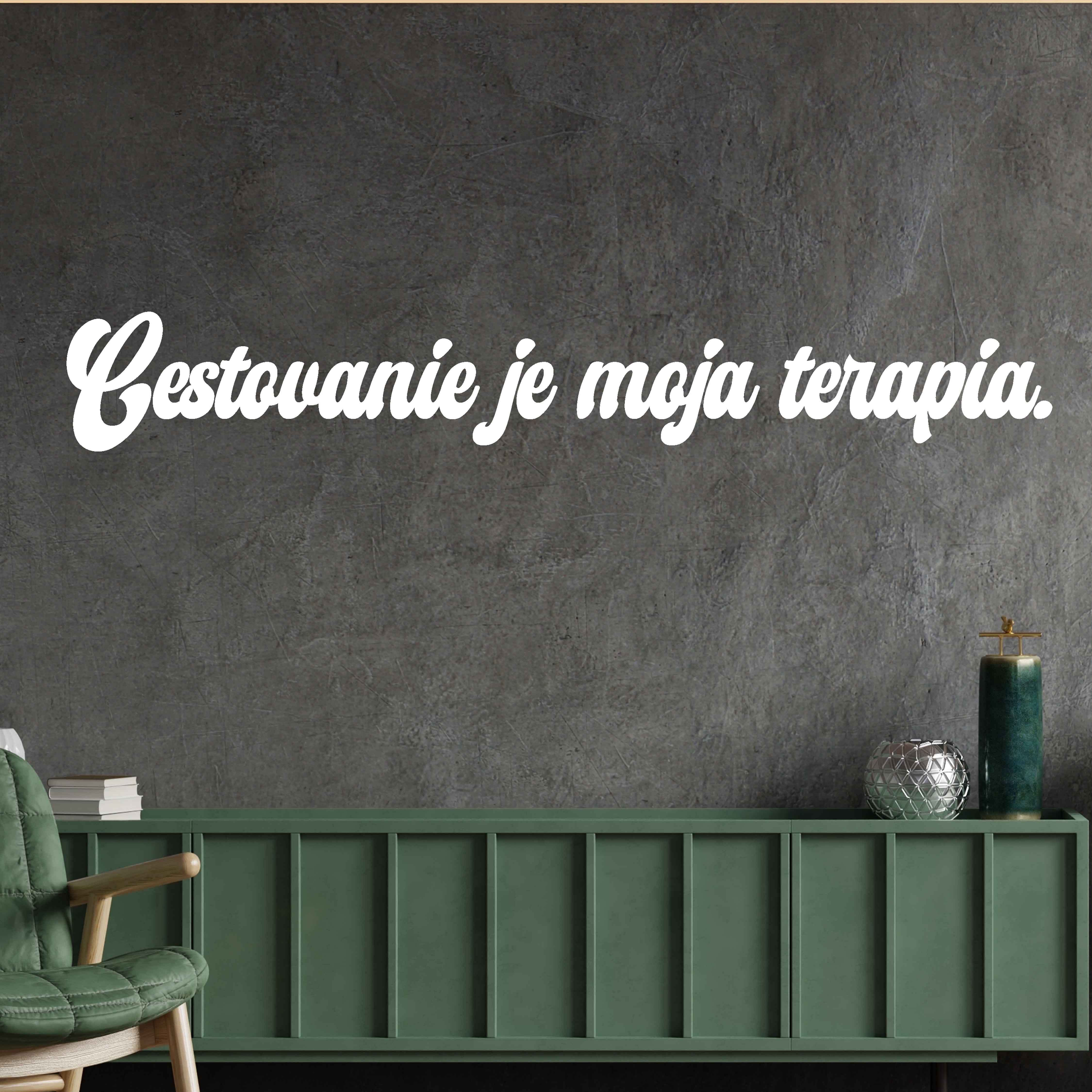 Drevený nápis na stenu - Cestovanie je moja terapia.