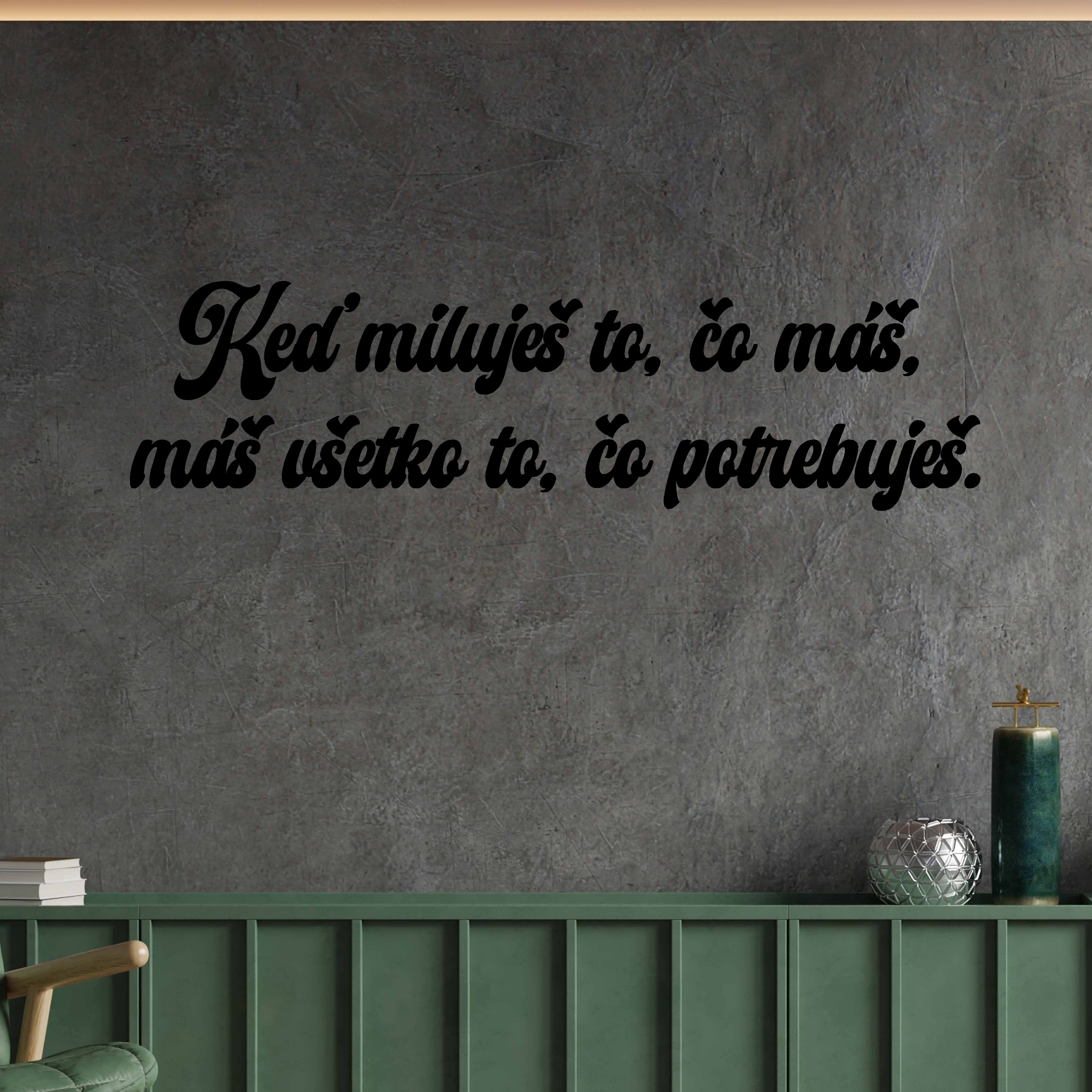 Drevený nápis na stenu - Keď miluješ to, čo máš, ...