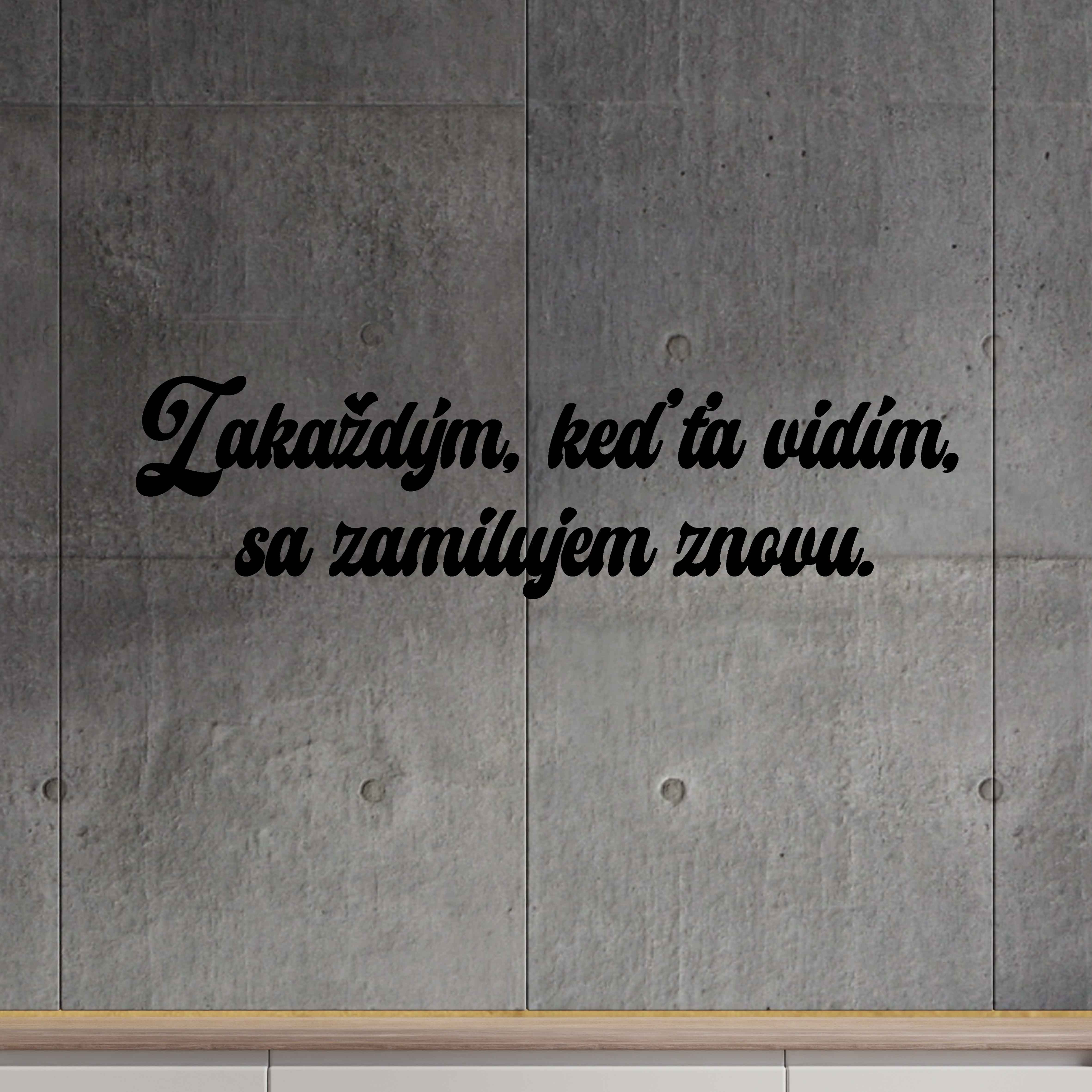 Drevený nápis na stenu - Zakaždým keď ťa vidím, sa zamilujem znovu.