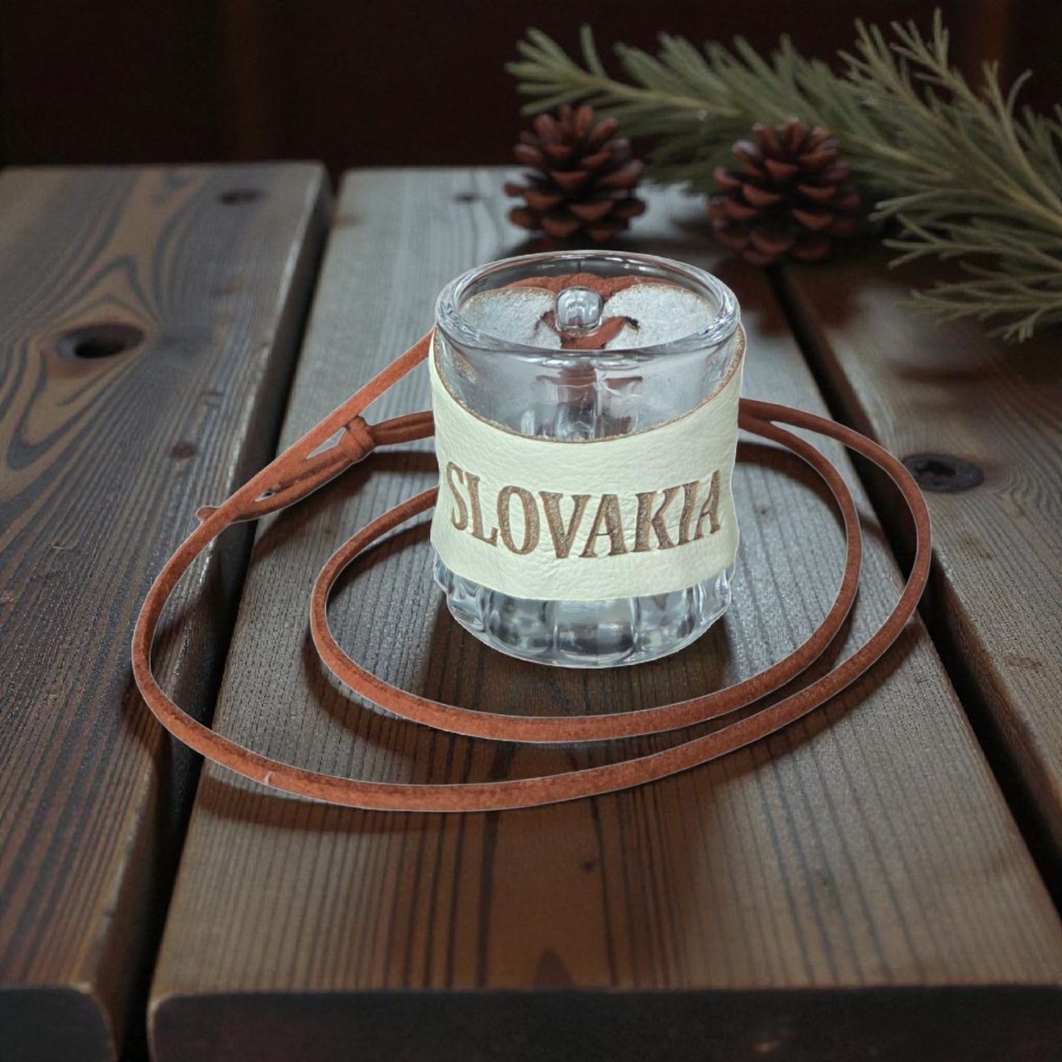 Sklenený štamperlík s koženým obalom – SLOVAKIA