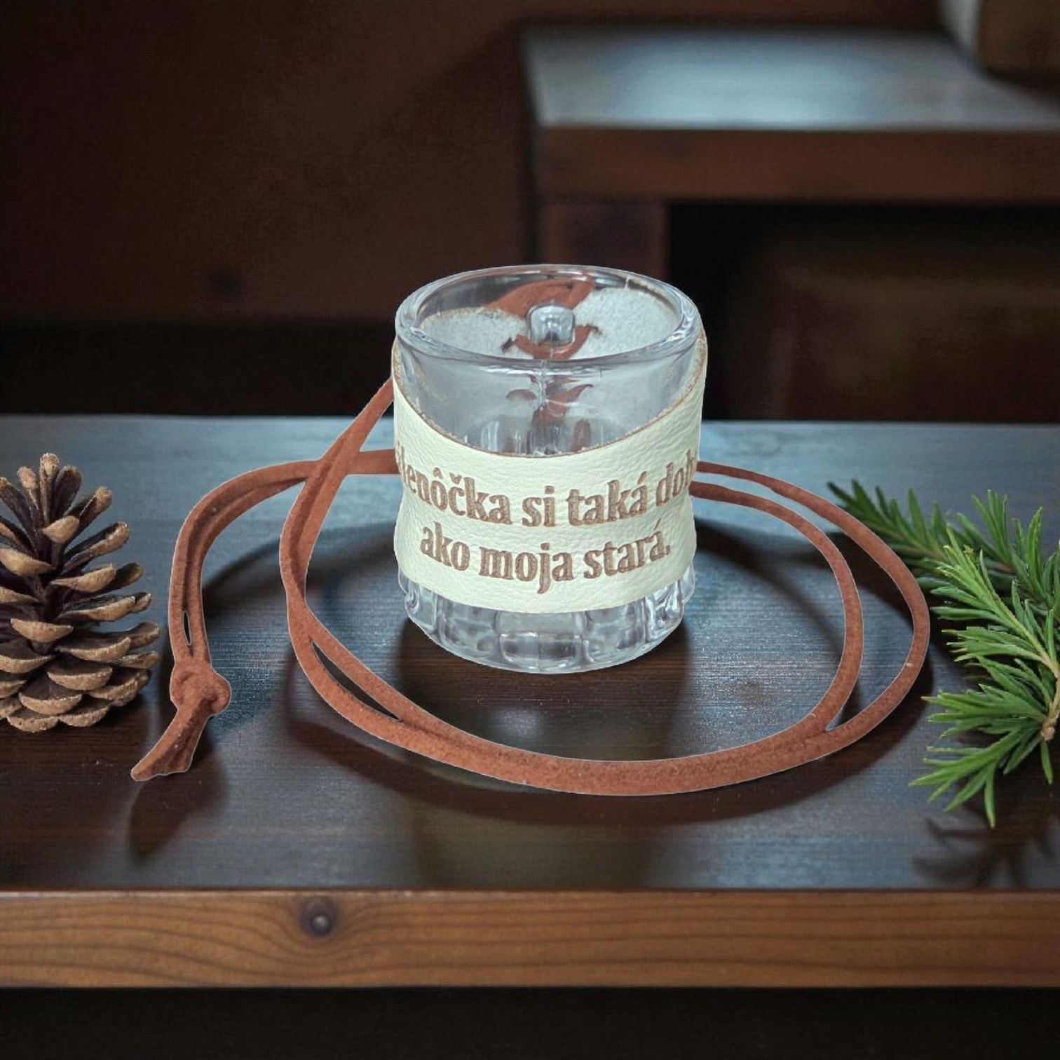 Sklenený štamperlík s koženým obalom – Pálenôčka si taká dobrá ako moja stará