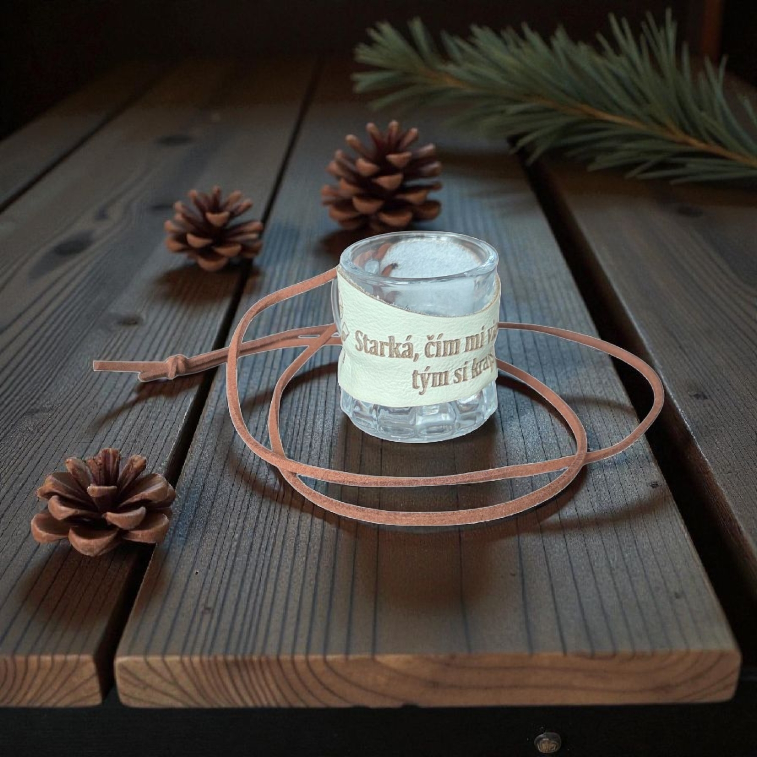 Sklenený štamperlík s koženým obalom – Starká, čím mi viac ulievaš, tým si krajšia