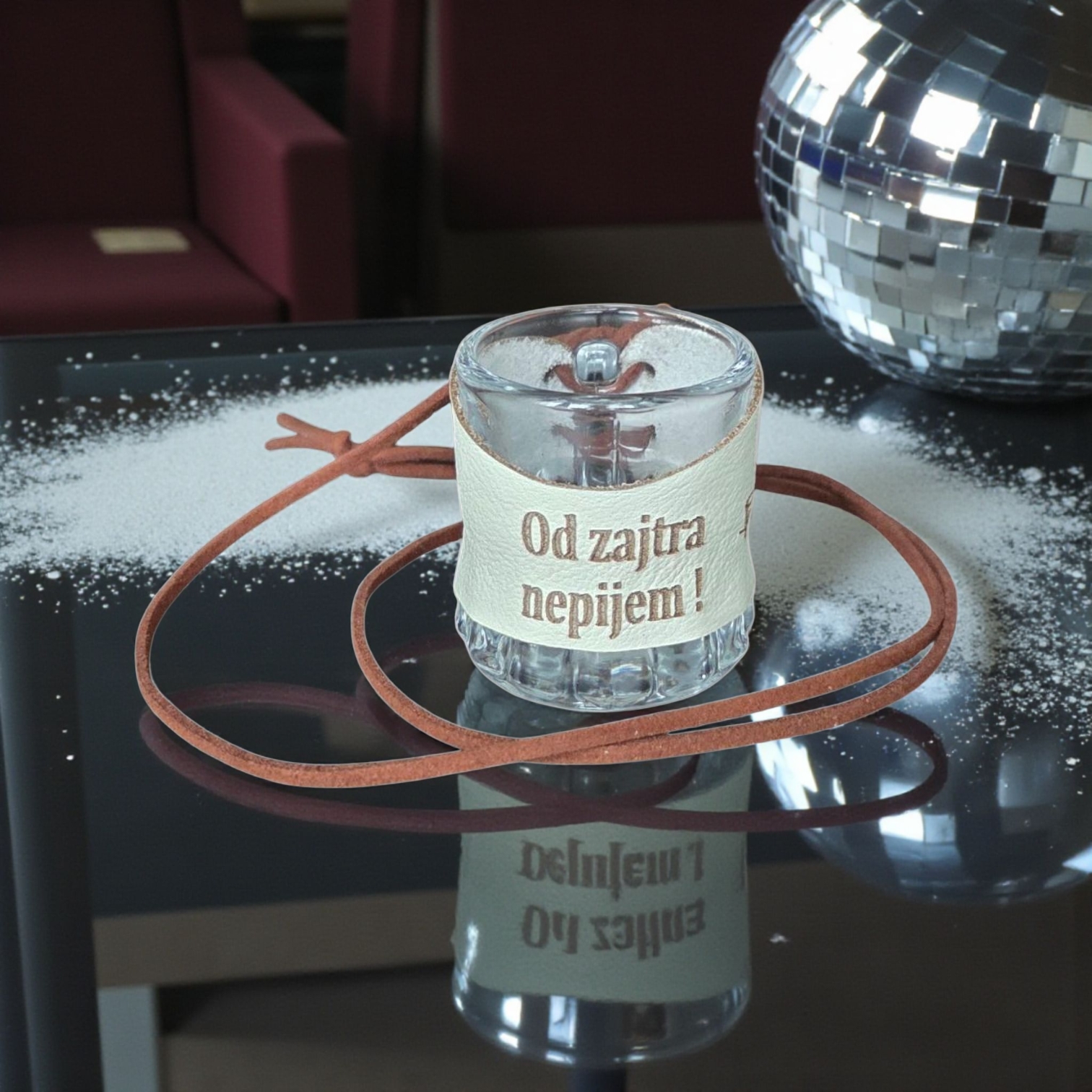 Sklenený štamperlík s koženým obalom – Od zajtra nepijem!