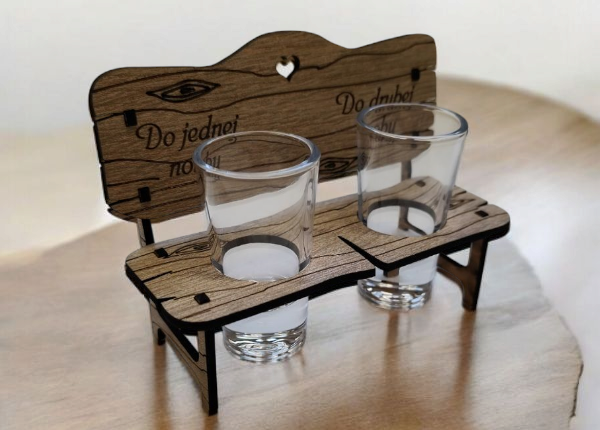 Drevená lavička so štamprlíkmi - Do jednej nohy...