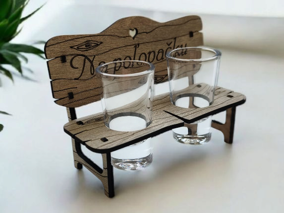 Drevená lavička so štamprlíkmi - Na poľovačku