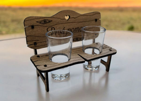 Drevená lavička so štamprlíkmi - Prvá pomoc