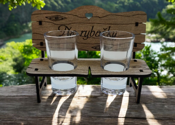 Drevená lavička so štamprlíkmi - Na rybačku