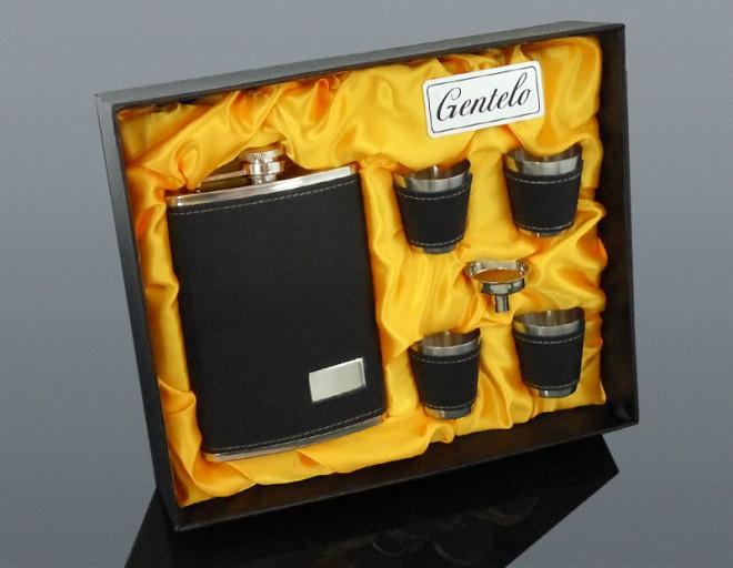 Súprava ploskačka 240 ml a 4 ks štamperlíkov 35 ml