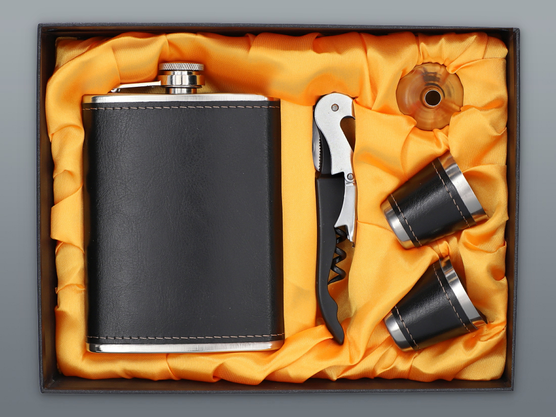 Súprava NIGHT ploskačka 240 ml s otvárakom a štamperlíkmi