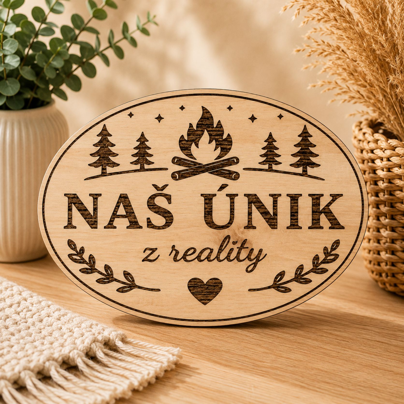 Drevená tabuľka na chatu - Náš únik z reality - oválna dekorácia