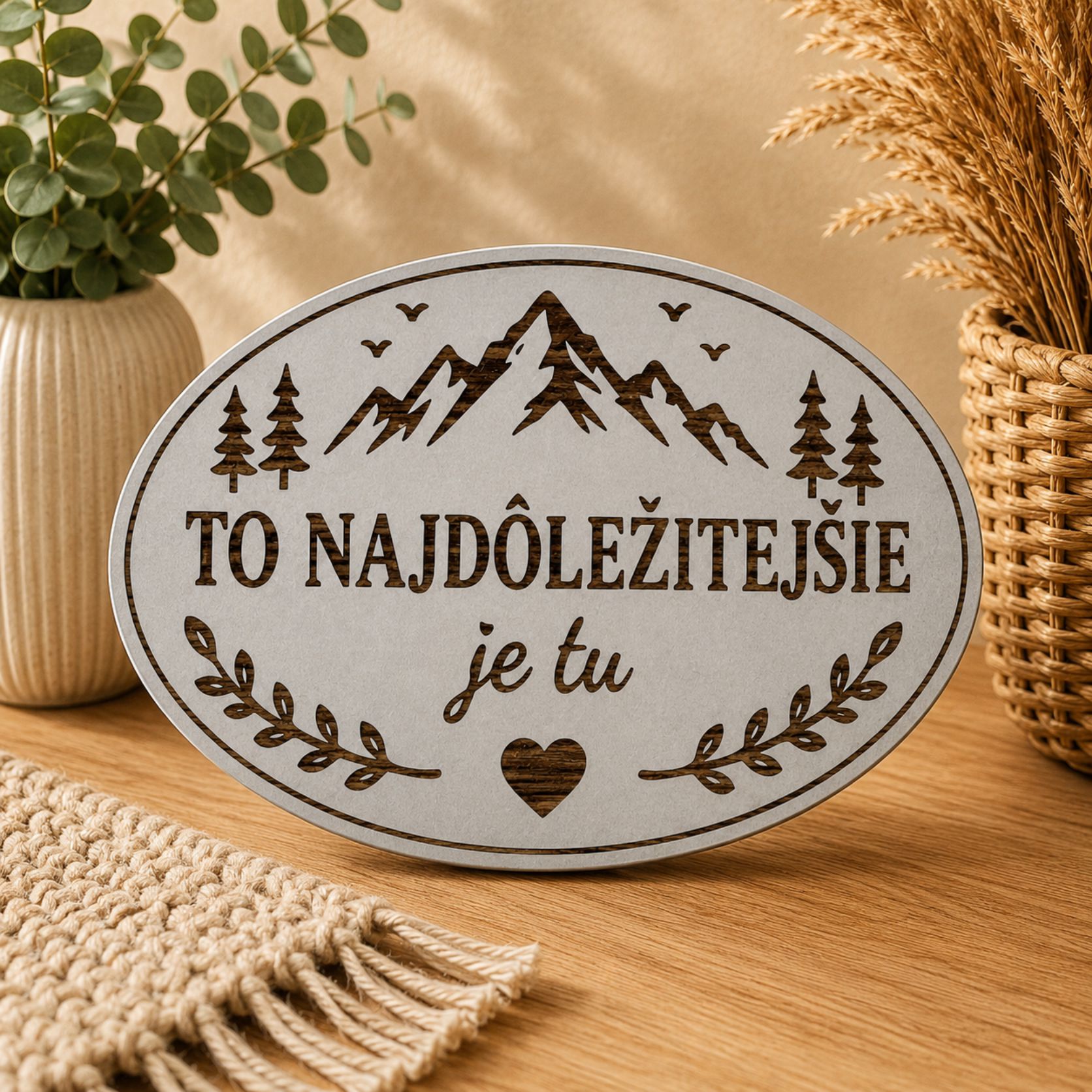 Drevená tabuľka na chatu - To najdôležitejšie je tu - oválna dekorácia