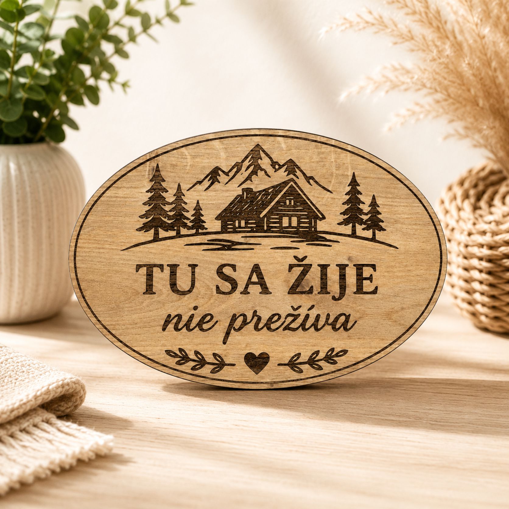 Drevená tabuľka na chatu - Tu sa žije, nie prežíva - oválna dekorácia