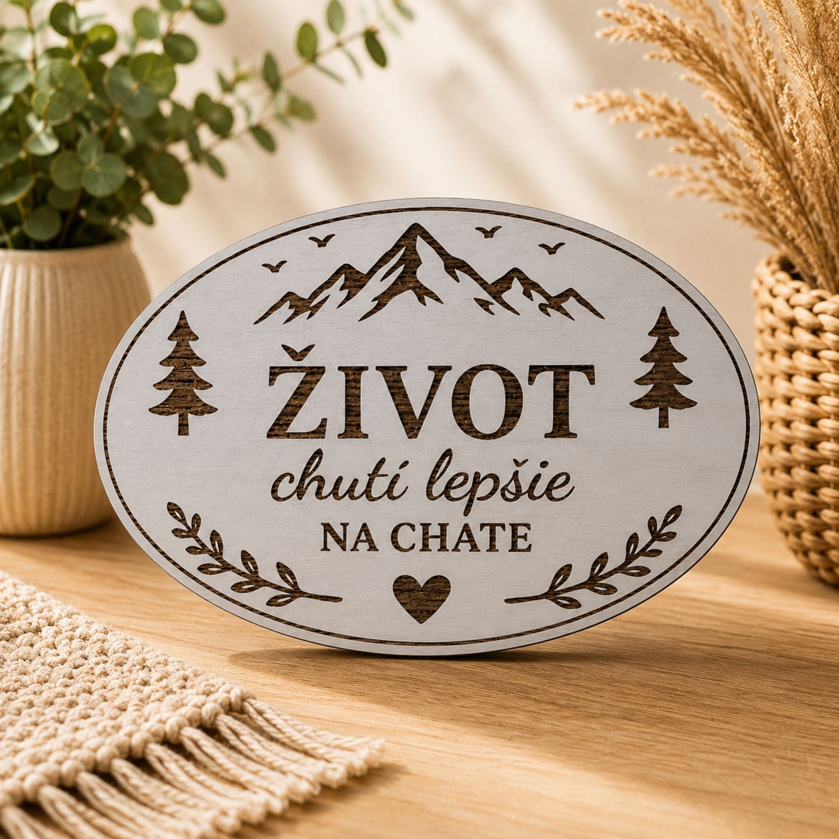 Drevená tabuľka na chatu - Život chutí lepšie na chate - oválna dekorácia