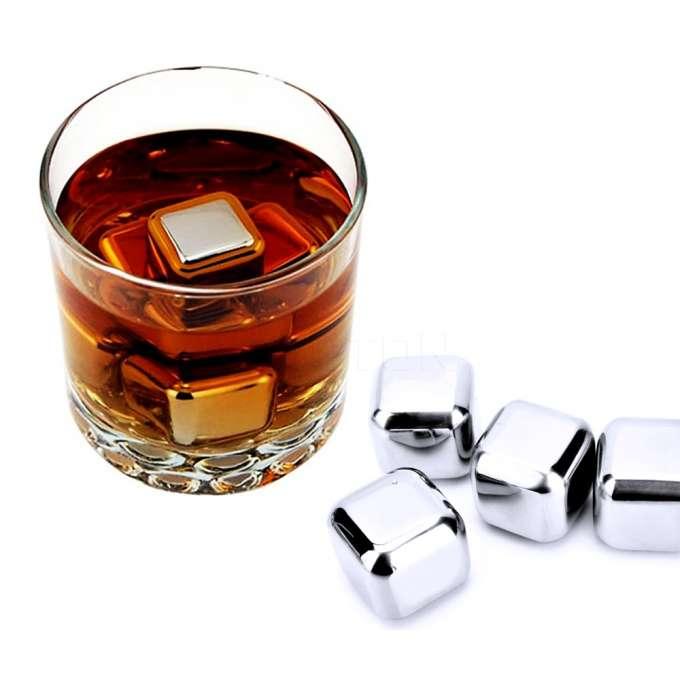 Chladiace kovové kocky do nápojov
