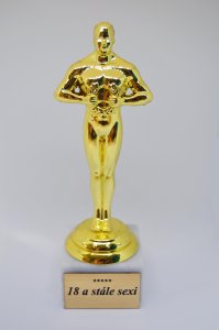 Soška Oscar - 18 a stále sexi