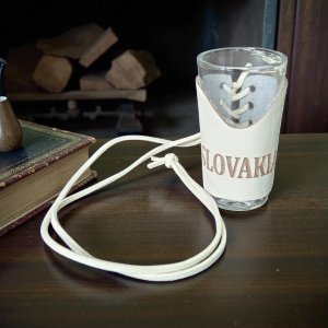Sklenený štamperlík s koženým obalom – SLOVAKIA