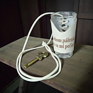Sklenený štamperlík s koženým obalom – Zbohom pálenka, ozýva sa mi pečienka