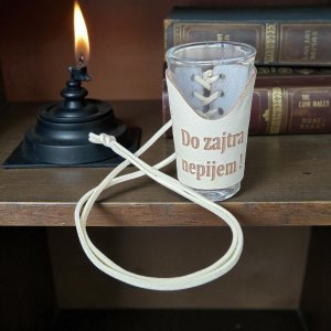 Sklenený štamperlík s koženým obalom – Do zajtra nepijem!