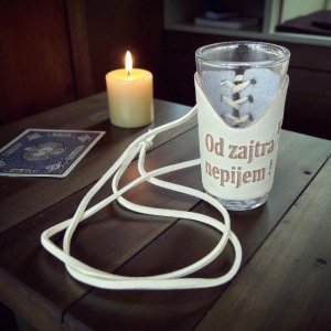 Sklenený štamperlík s koženým obalom – Od zajtra nepijem!