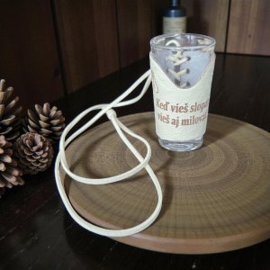 Sklenený štamperlík s koženým obalom – Keď vieš slopať, vieš aj milovať