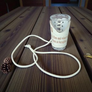 Sklenený štamperlík s koženým obalom – Starká, čím viac ulievaš, tým si krajšia