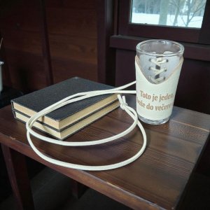 Sklenený štamperlík s koženým obalom – Toto je jeden, daj bože do večera desať.