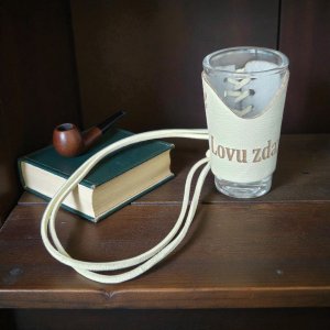 Sklenený štamperlík s koženým obalom – Lovu zdar!