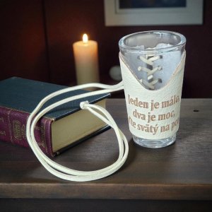 Sklenený štamperlík s koženým obalom – Jeden je veľa, dva je moc...