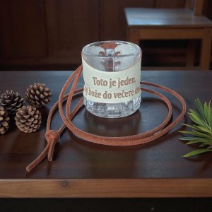 klenený štamperlík s koženým obalom – Toto je jeden, daj bože do večere desať