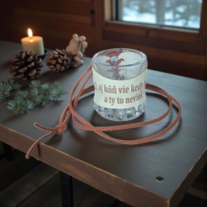 Sklenený štamperlík s koženým obalom – Starý, aj kôň vie kedy má dosť, a ty to nevieš