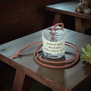 Sklenený štamperlík s koženým obalom – Jeden je málo, dva je moc, príďte svätý na pomoc