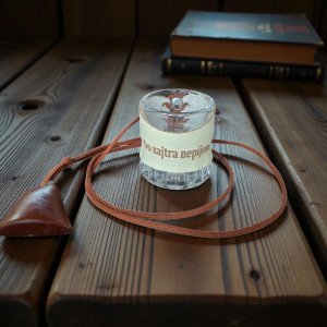 Sklenený štamperlík s koženým obalom – Do zajtra nepijem