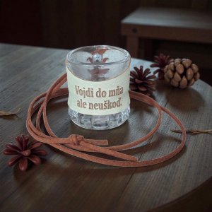 Sklenený štamperlík s koženým obalom – Vojdi do mňa, ale neuškoď
