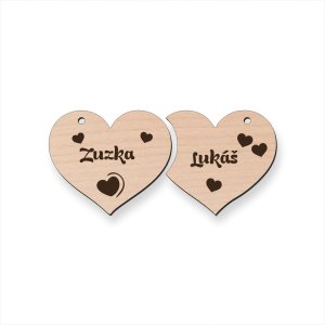 Personalizovateľný drevený prívesok pre pár – dve spojené srdcia s menami