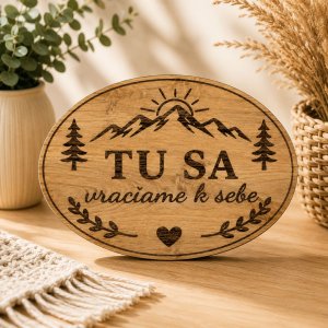 Drevená tabuľka na chatu - Tu sa vraciame k sebe - oválna dekorácia