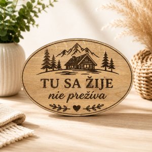 Drevená tabuľka na chatu - Tu sa žije, nie prežíva - oválna dekorácia