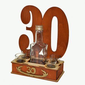 Drevený stojan s flaškou a štamperlíkmi s vekom 30