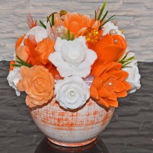 Mydlová Kytica v keramickom kvetináči - oranžová, biela