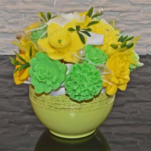 Mydlová Kytica v keramickom kvetináči - žltá, zelená, biela