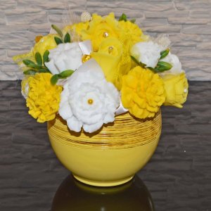Mydlová Kytica v keramickom kvetináči - žltá, biela