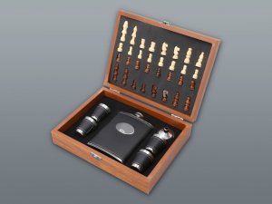 Súprava BLACK ploskačka 240 ml + 4 ks štamperlíkov 35 ml + ŠACHY